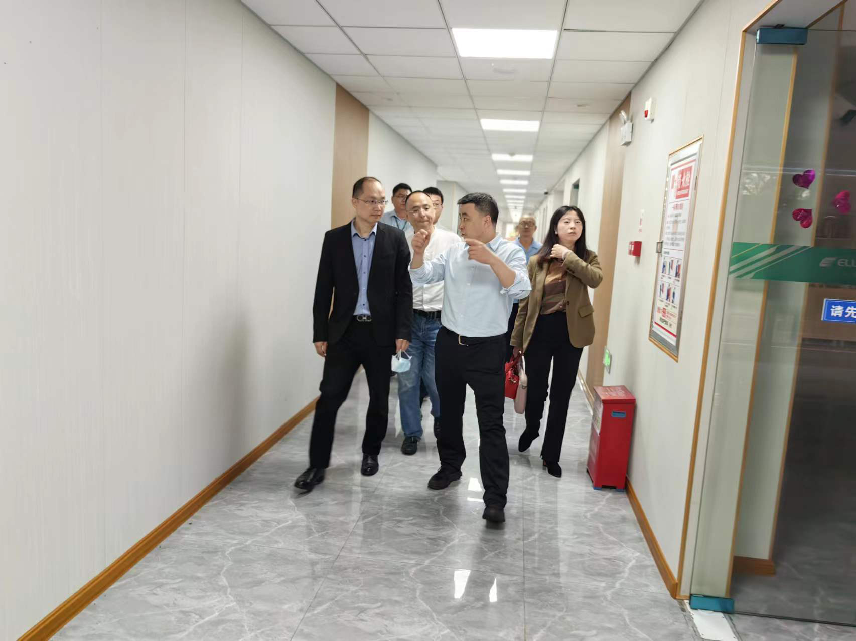 節后慰問(wèn)暖人心 | 九洲集團黨委書(shū)記、董事長(cháng)楊保平一行慰問(wèn)依頓電子全體員工 